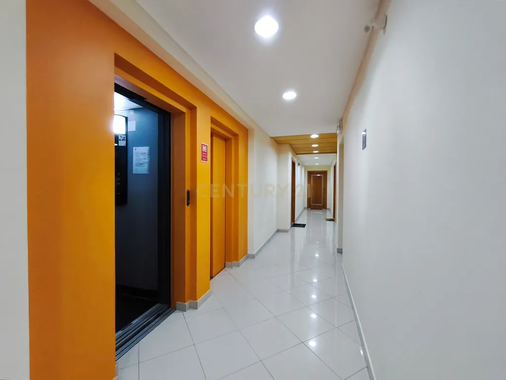 Apartamento T2 em Ponta Delgada com Garagem e Varanda - Image 22