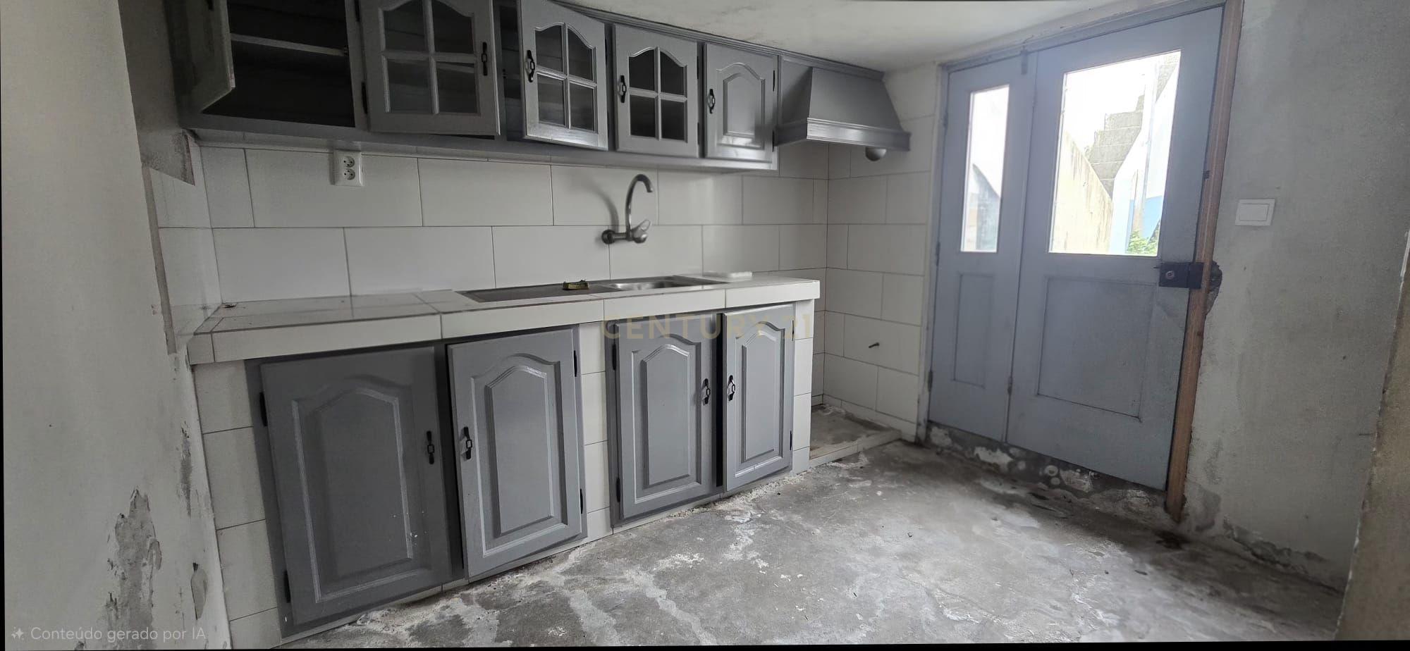 Fotografia 3 de Moradia com potencial para 2 habitações | Investimento | Ribeira Quente