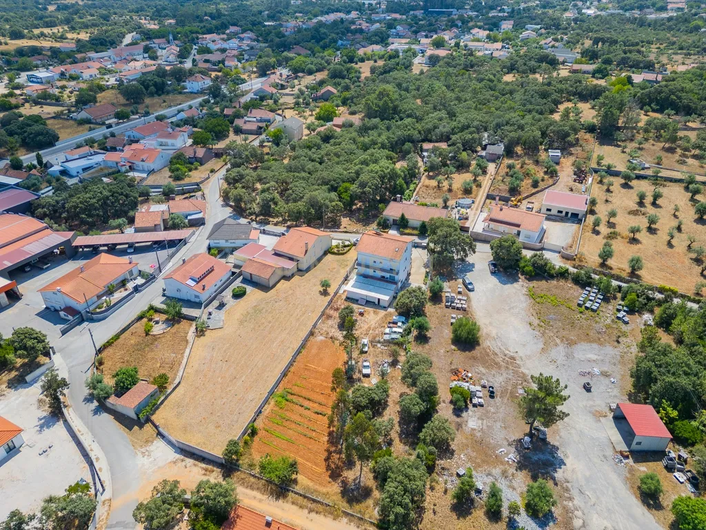 Moradia multifamiliar com rendimento imediato | 2.000 m² de terreno | A apenas 4,5 km de Fátima - Image 4