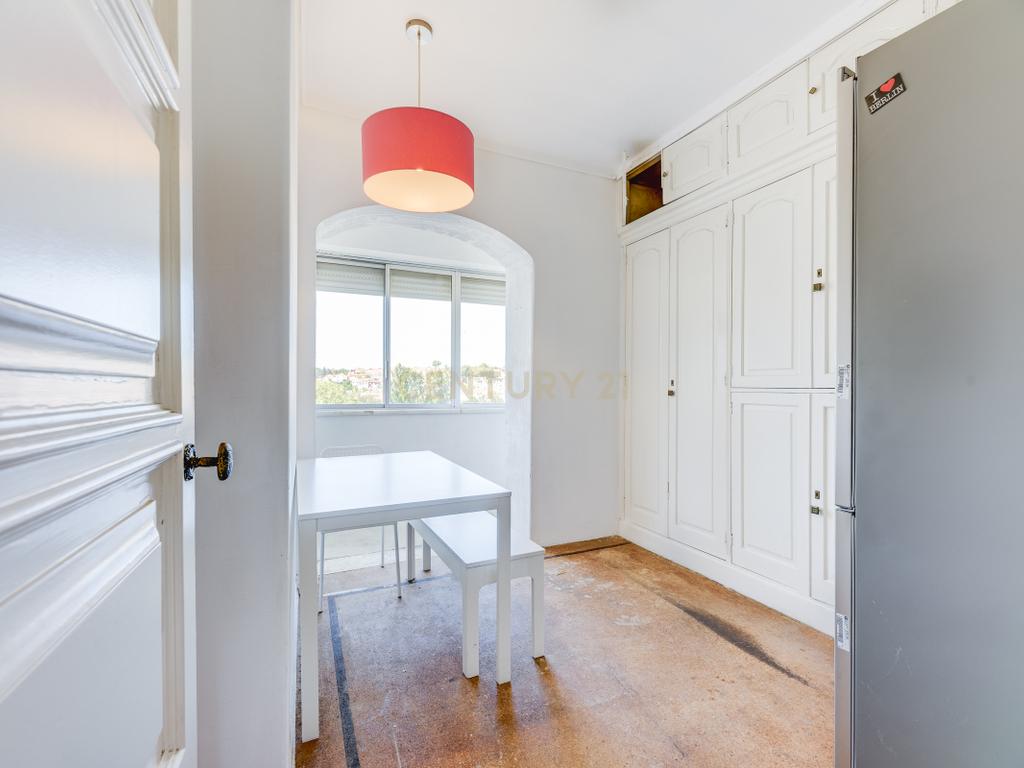  Apartamento T4 para Remodelação no Coração dos Olivais, com Vista Fantástica - Image 12