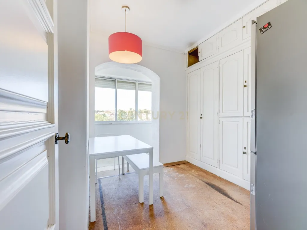 Apartamento T4 para Remodelação no Coração dos Olivais, com Vista Fantástica - Image 12