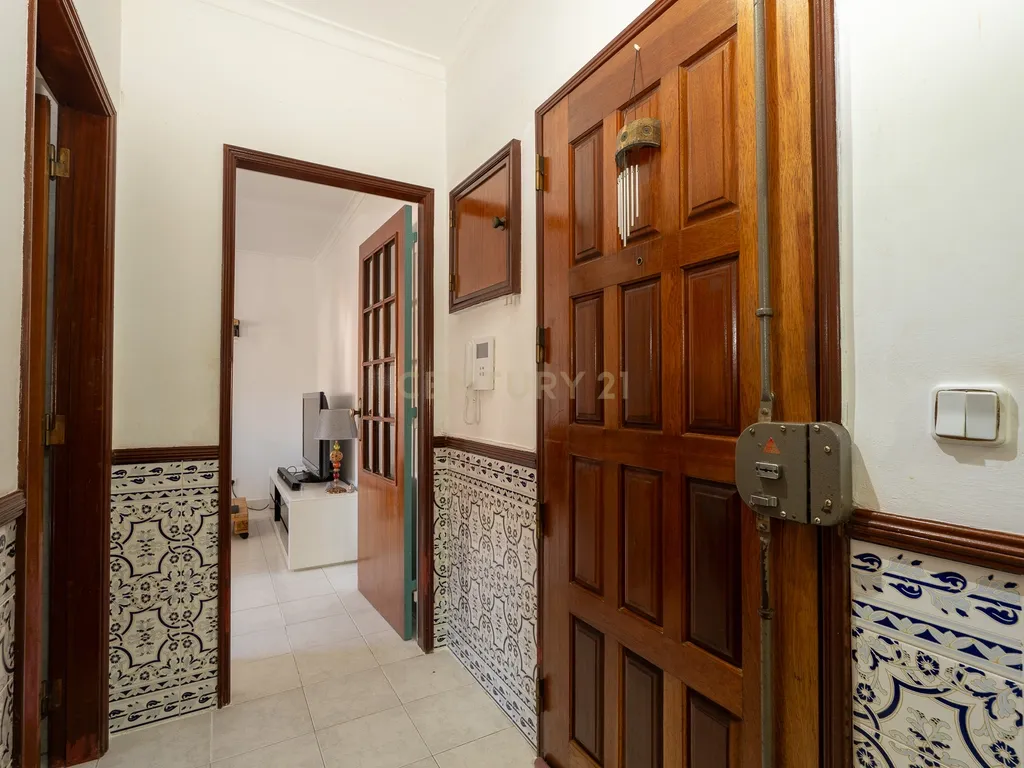 Apartamento de tipologia T2, com varanda, 1 wc e arrecadação, localizado em Agualva – Cacém, inserido em prédio de construção de 1996. - Image 4