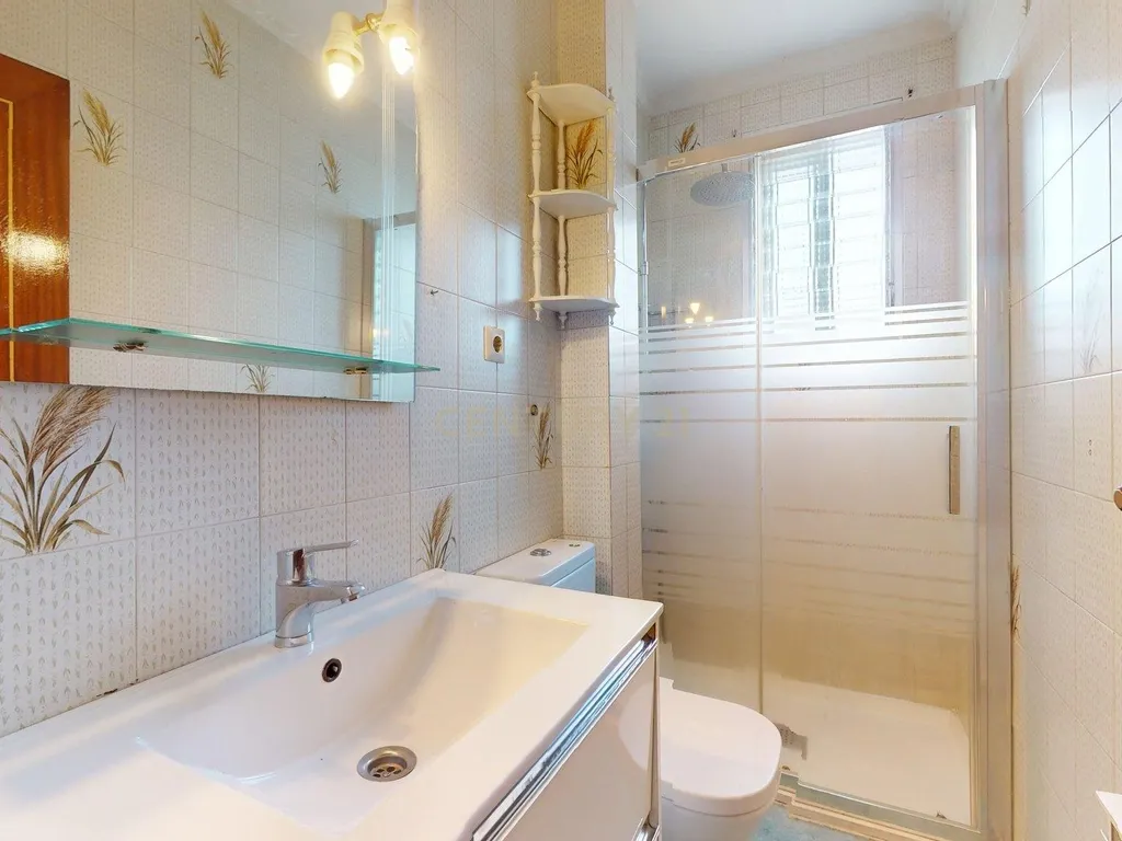 Apartamento T2 com Terraço em Madrid - Oportunidade de Recuperação - Image 4