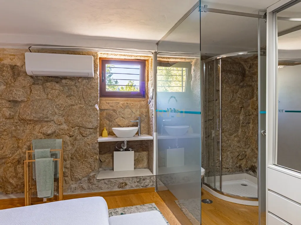 Um Refúgio no Gerês com 2 casas junto ao Rio - Image 40