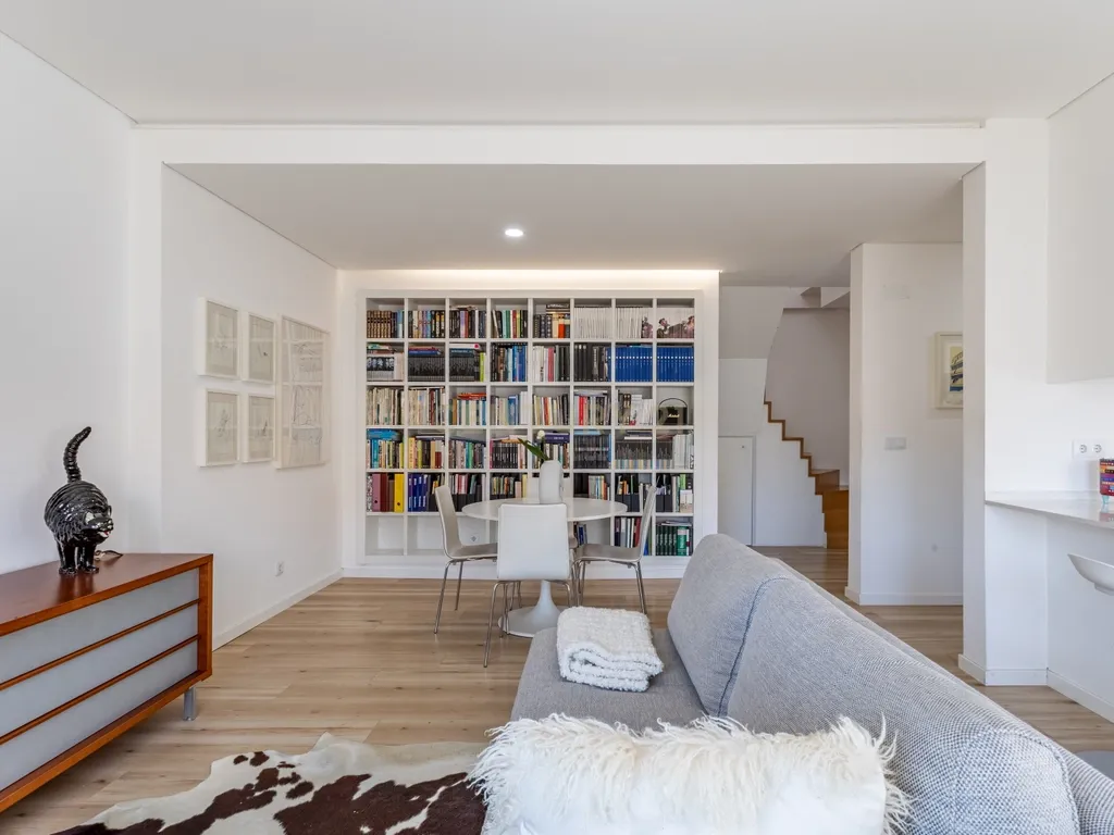 Apartamento T2 transformado em T3 com charme único em Alvalade - Image 3