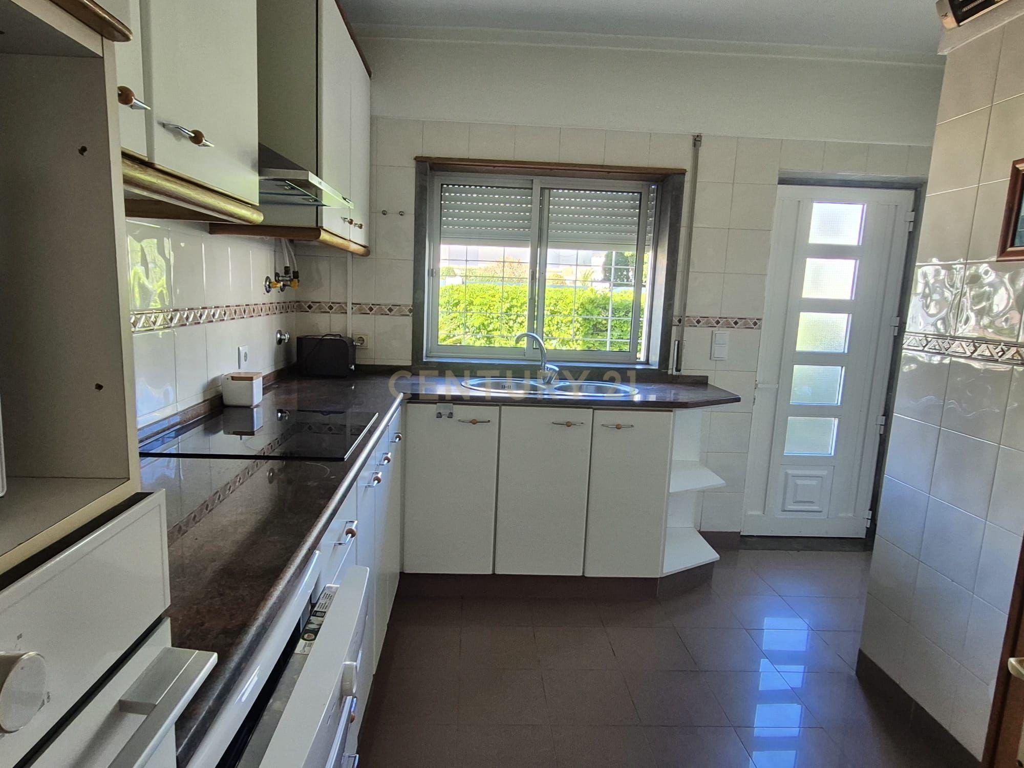 Fotografia 5 de Moradia T3 Mobilada com Jardim e Garagem no Livramento, Estoril