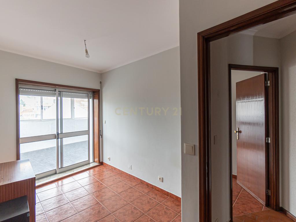 T2 Renovado com Vista Cidade – Rua de São Roque da Lameira, Campanhã - Image 4