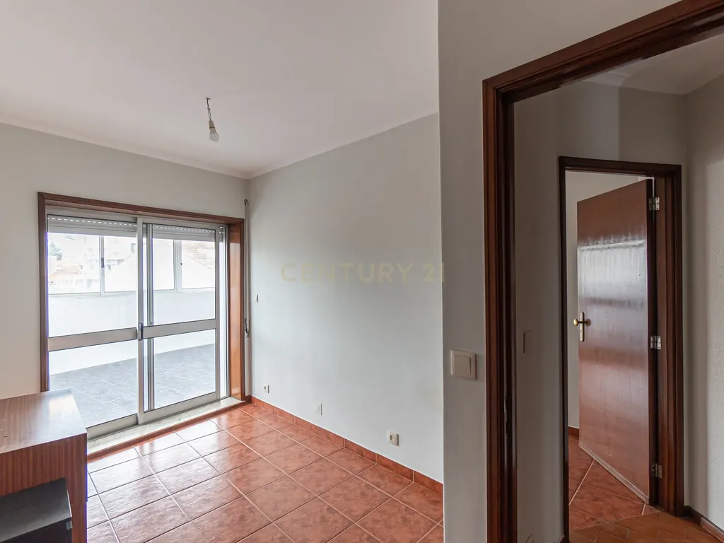 T2 Renovado com Vista Cidade – Rua de São Roque da Lameira, Campanhã - Image 4