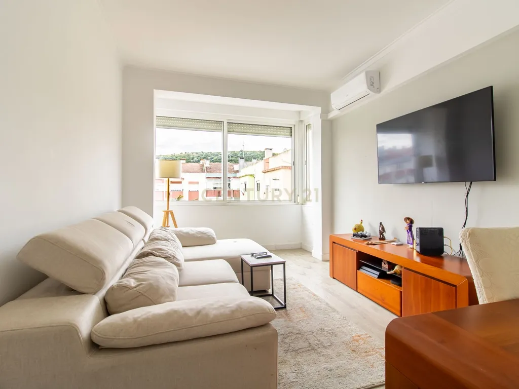 Apartamento T2 , com varanda e arrecadação , perto do metro - Odivelas - Image 1