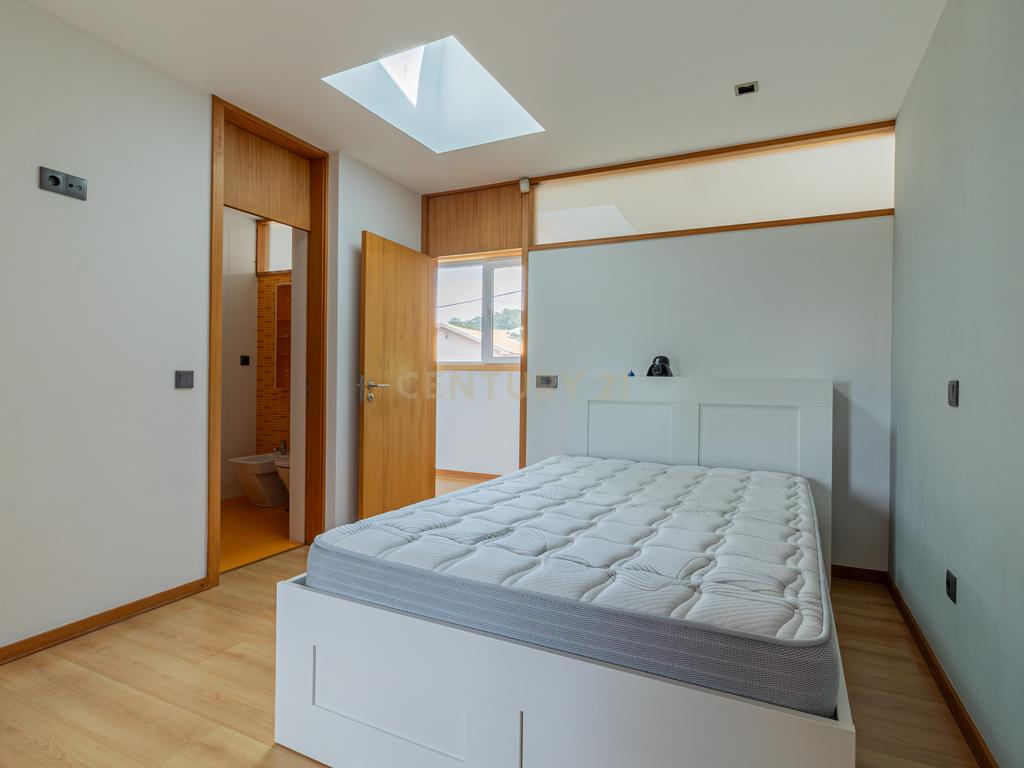 T5 com 3 Suites e Terreno com Rio | Natureza, Espaço e Conforto - Image 33