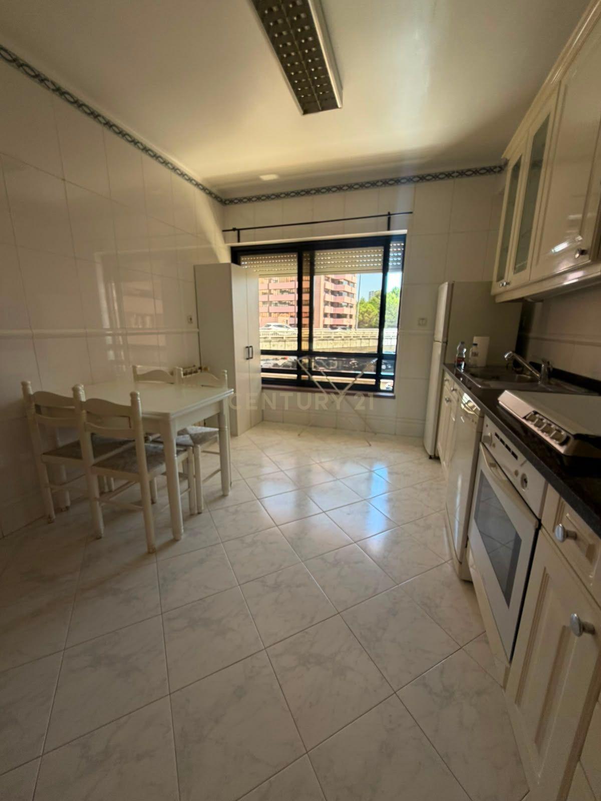 Fotografia 10 de T1 mobilado com 70 m² e garagem junto ao Metro das Laranjeiras