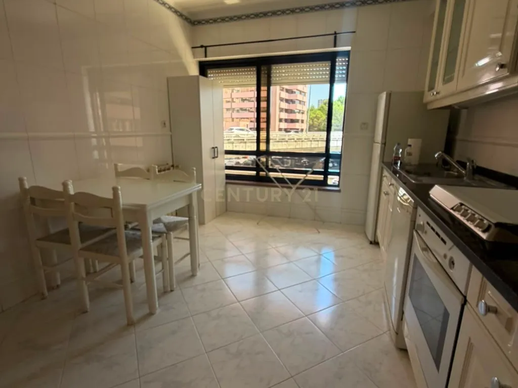 T1 mobilado com 70 m² e garagem junto ao Metro das Laranjeiras - Image 10