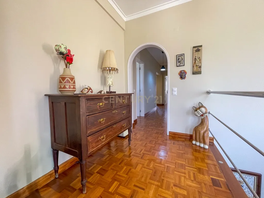 Moradia T5 com Piscina na Marisol - Almada - Image 17