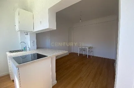 Encantador Apartamento T1 Renovado para Arrendamento de Longa Duração – Amadora, Lisboa - Image 2