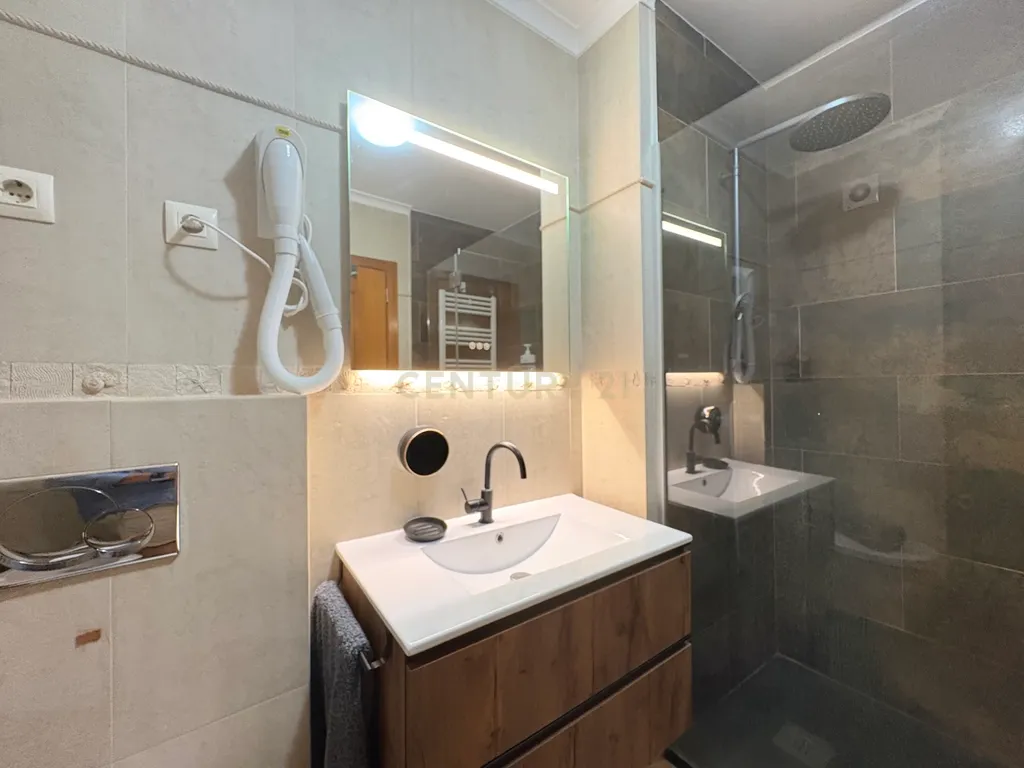 Apartamento T3 com 2 Estacionamentos e Arrecadação no Centro de Mem Martins - Image 19
