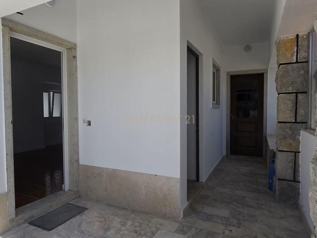 Moradia Renovada T2 em Magoito - Sintra com Terraço e Luz Natural - Image 9