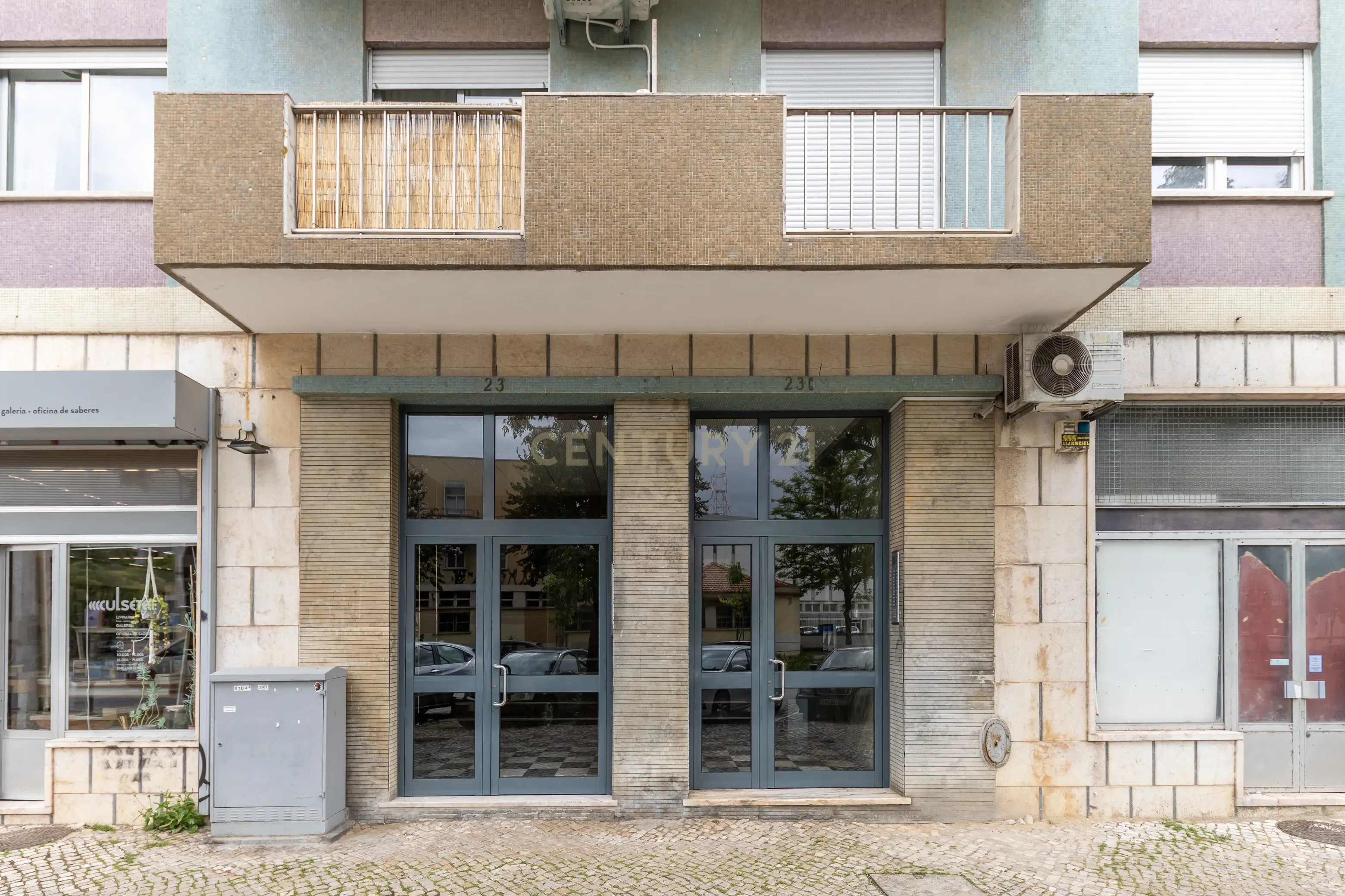 Apartamento T4 convertido em T3 - Totalmente Renovado com Materiais Premium no Centro de Setúbal - Image 42
