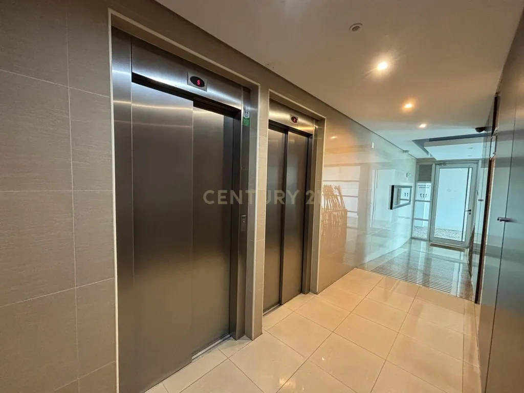 Edifício Moderno no Entroncamento com Vista Panorâmica e Luxo - Image 5