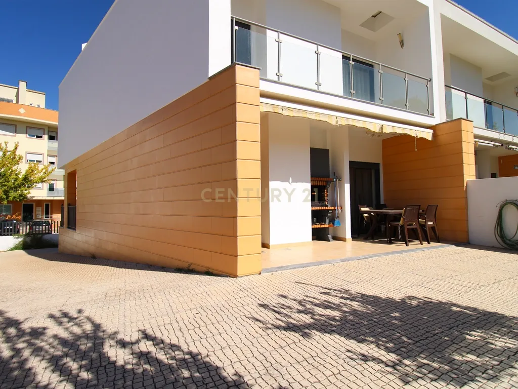 Moradia Contemporânea V3+1 Seixal - Image 9