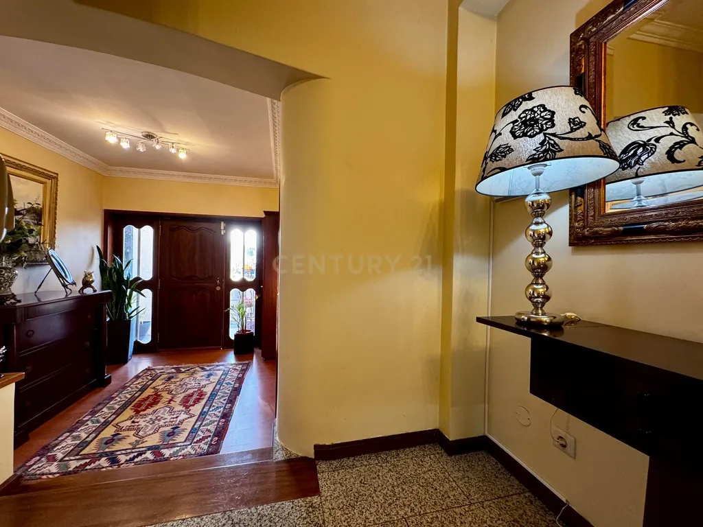 Moradia T4 de quatro frentes com piscina e vista mar | Mindelo - Image 9