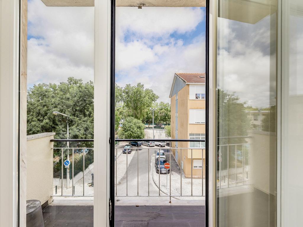Apartamento T3 em Cascais com Luz Natural e Boa Localização - Image 9