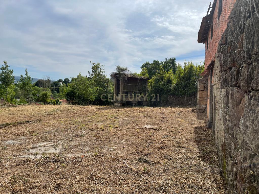 Propriedade com 1,8 hectares de área urbana e 3,2 hectares de solo fértil e floresta, composta por 8 edifícios independentes totalizando 700 m² de área construída, localizada no centro de Serrazes, São Pedro do Sul. - Image 53