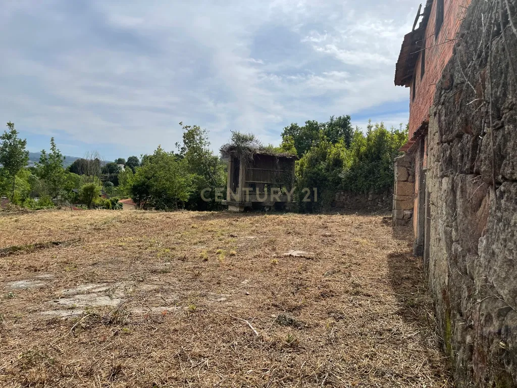 Propriedade com 1,8 hectares de área urbana e 3,2 hectares de solo fértil e floresta, composta por 8 edifícios independentes totalizando 700 m² de área construída, localizada no centro de Serrazes, São Pedro do Sul. - Image 53