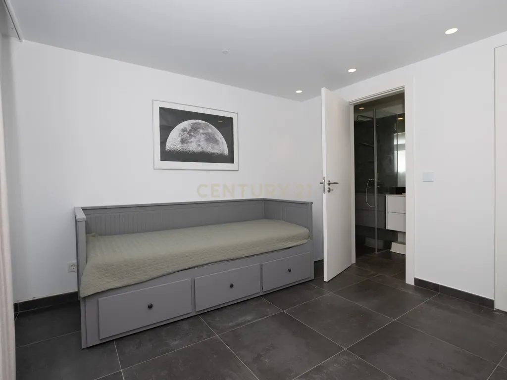 Moradia Nova com 5 quartos + 2 dentro de um condomínio localizado a apenas 5 minutos do Kings College Cascais - Image 35