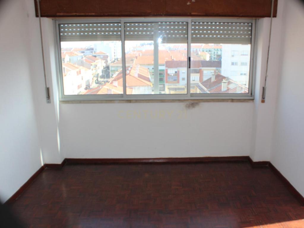 Apartamento T1 com Terraço de 125 m² no Centro do Barreiro - Image 3