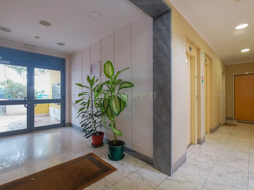 Apartamento T3 com Excelentes Áreas e Garagem na Urbanização Moinho do Guizo – Mina de Água, Amadora - Image 27