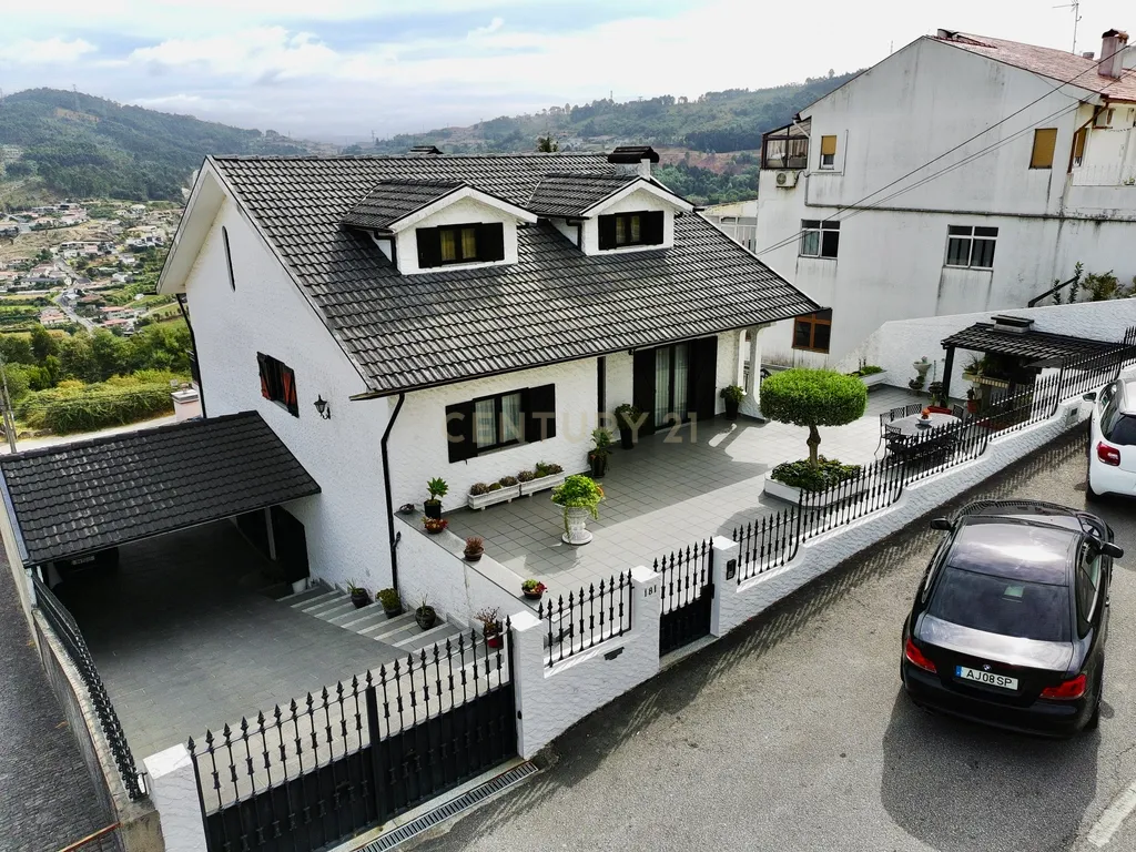 Moradia T6 Mesão Frio, Guimarães - Image 1