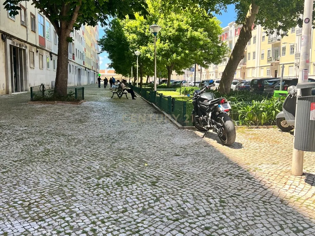 Oportunidade de Investimento em Campo de Ourique – Habitação + Loja Arrendadas com Garagem - Image 10