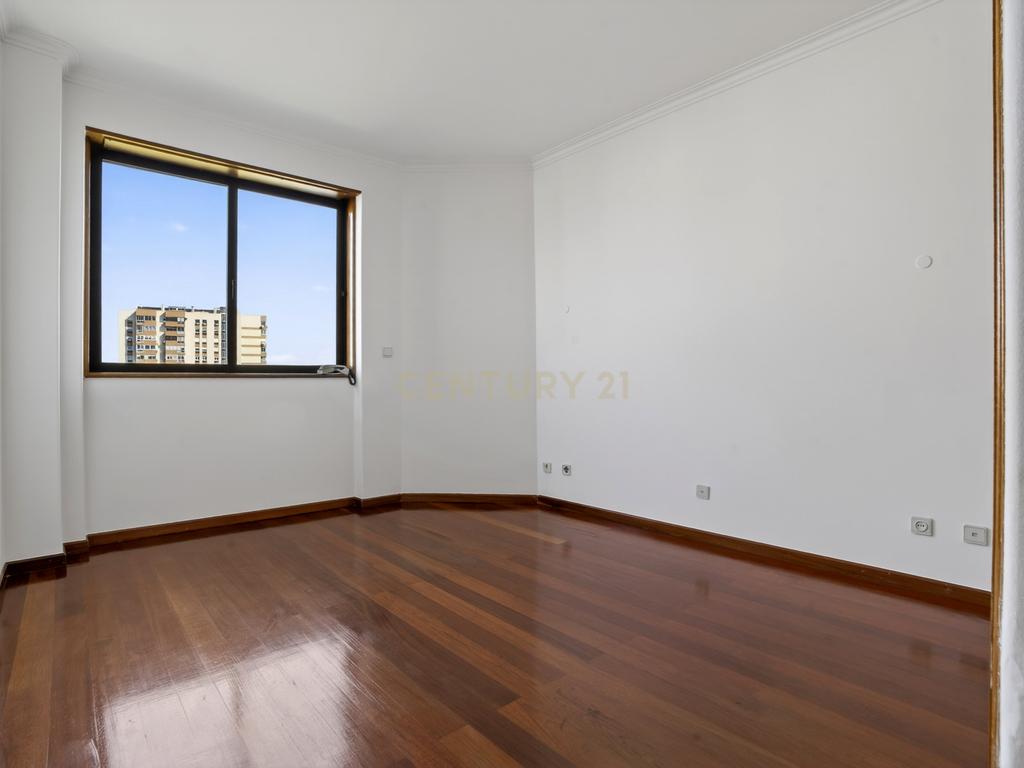 Apartamento T3 em Areeiro, com 1 lugar de garagem, Lisboa. - Image 22
