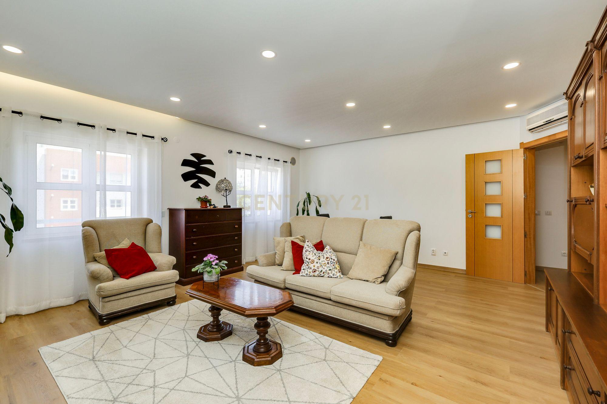 T3 com 3 lugares garagem - Casas do Lago