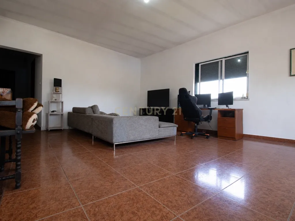 Moradia T4 com Garagem para 3 Carros e Logradouro - Image 10