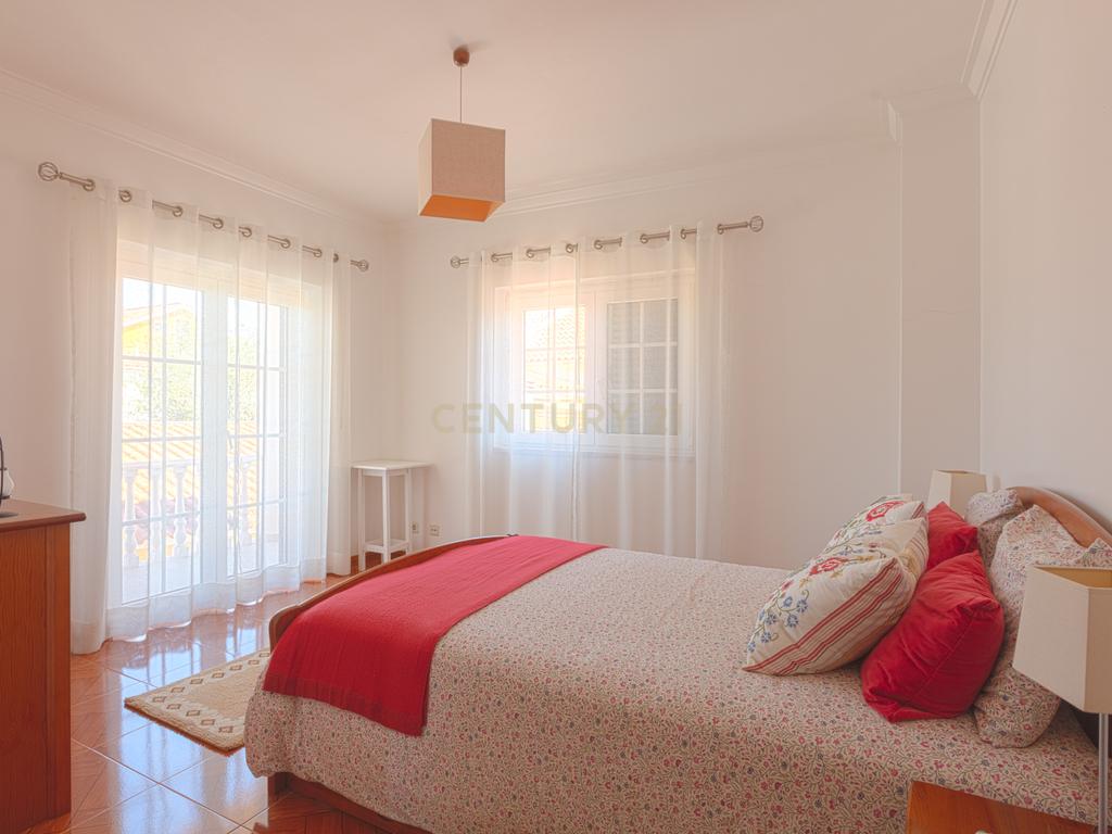 Moradia T4 Isolada com Jardim e Garagem em Olalhas – Tomar - Image 19