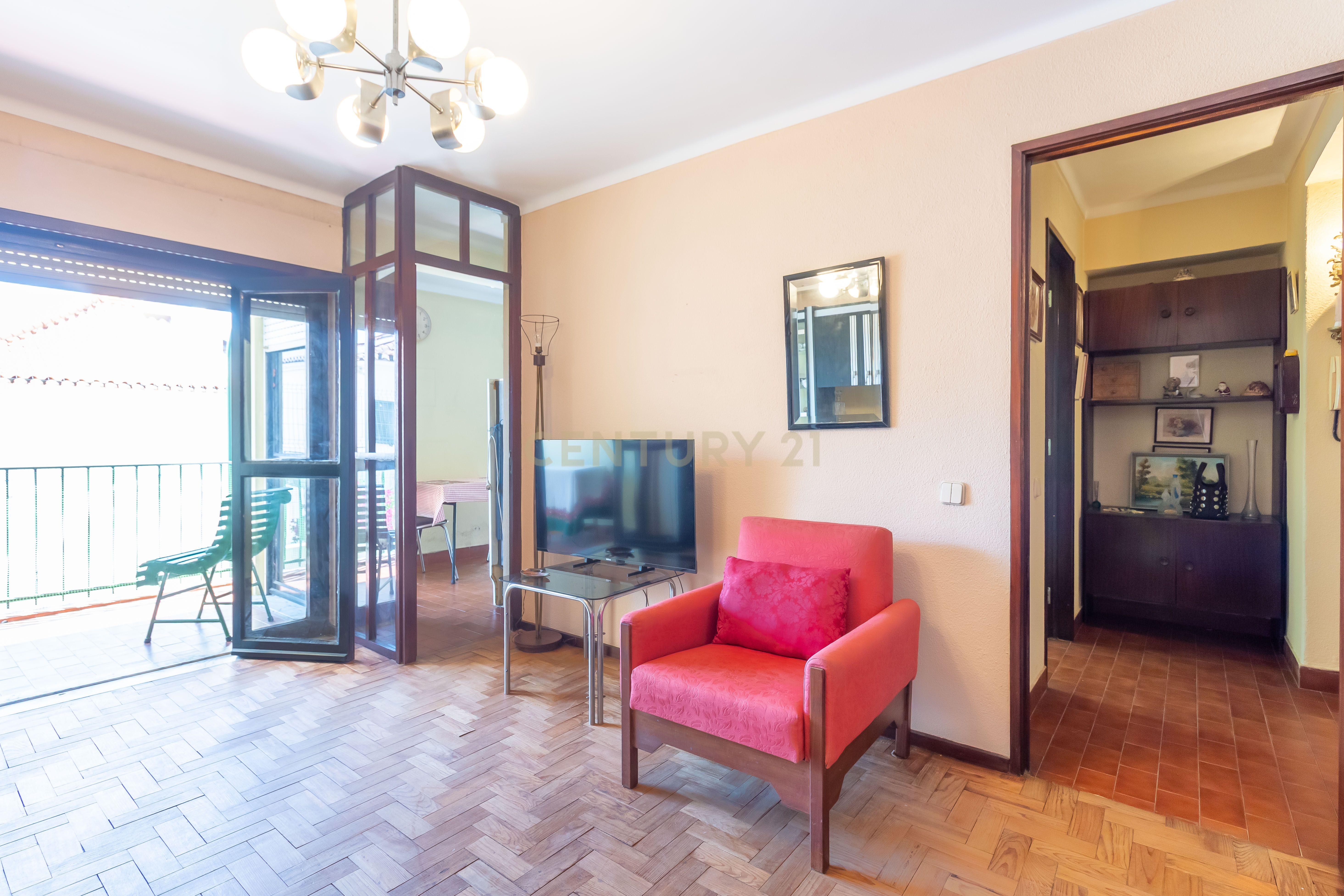 Fotografia 3 de T1 em Caselas com varanda e vista desafogada – Excelente oportunidade para remodelar a gosto