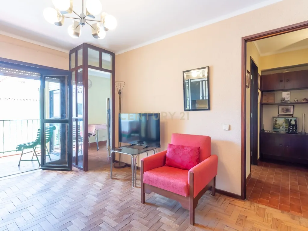 T1 em Caselas com varanda e vista desafogada – Excelente oportunidade para remodelar a gosto - Image 3