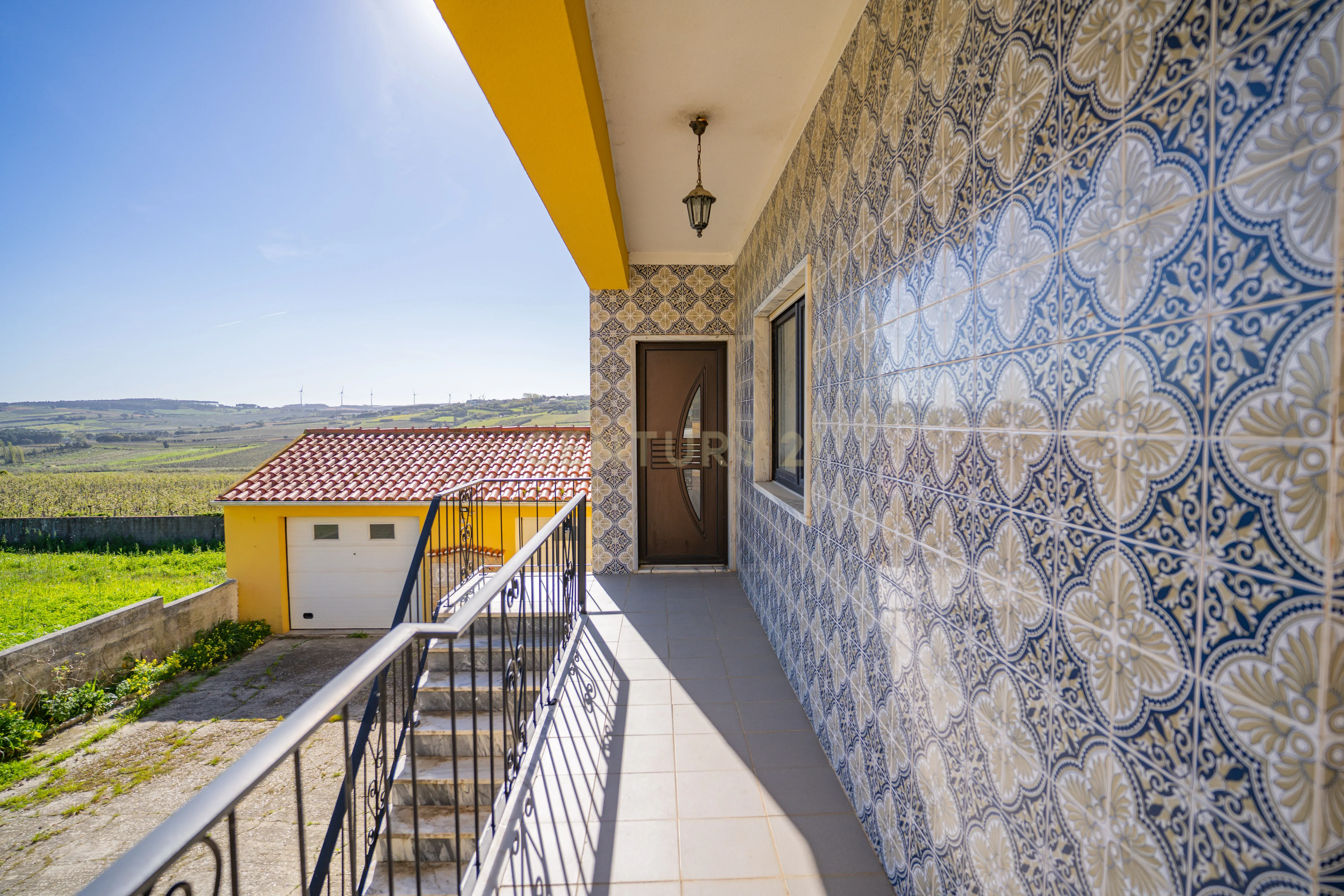Fotografia 5 de Moradia Bifamiliar com 2 Armazéns de Grande Dimensão