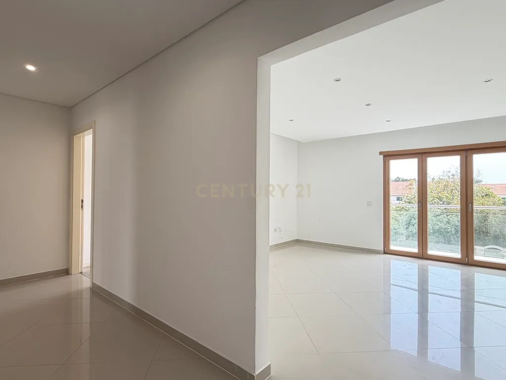 Apartamento T3 com Duas Varandas e Arrecadação, no Pinhal Novo - Image 6