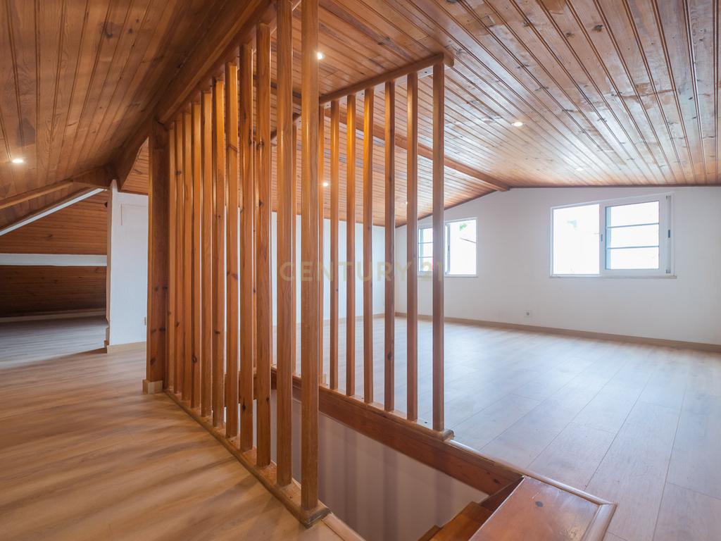 Moradia T3 + 1 Renovada com Jardim e Piscina em Penha de França, Lisboa - Image 53