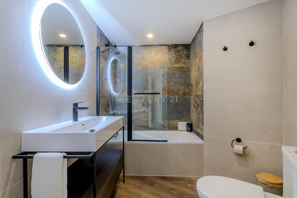Penthouse T3 de Luxo no 20.º e Último Piso | Vista Mar Única sobre Ponta Delgada - Image 13