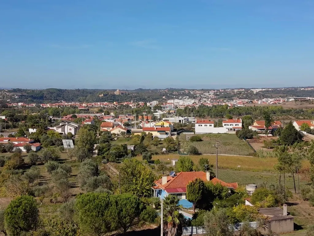 Moradia com 5.100 m² de terreno e vista para o Castelo de Tomar - Image 3