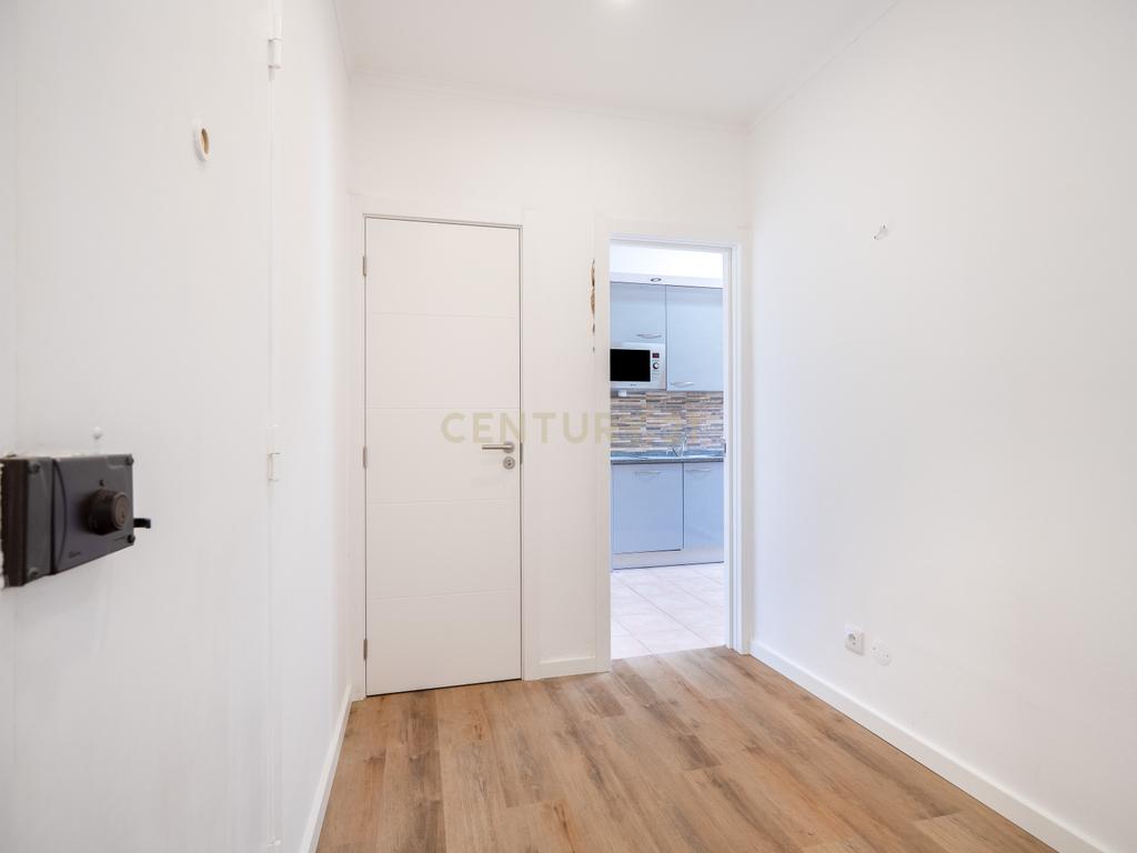 NÃO PERCA ESTA GRANDE OPORTUNIDADE! FANTÁSTICO APARTAMENTO T2 ESPAÇOSO TOTALMENTE REMODELADO MUITO BEM LOCALIZADO PRÓXIMO DE TODAS AS COMODIDADES E SERVIÇOS NO CENTRO DE PORTIMÃO E A POUCOS MINUTOS DAS PRAIAS! - Image 4