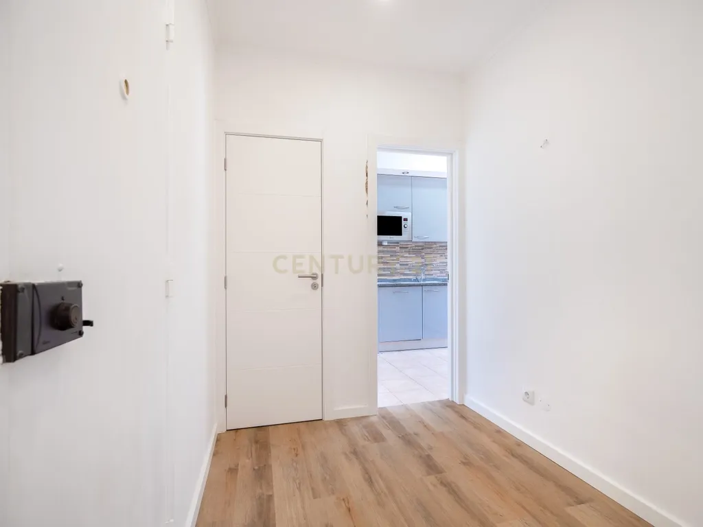 NÃO PERCA ESTA GRANDE OPORTUNIDADE! FANTÁSTICO APARTAMENTO T2 ESPAÇOSO TOTALMENTE REMODELADO MUITO BEM LOCALIZADO PRÓXIMO DE TODAS AS COMODIDADES E SERVIÇOS NO CENTRO DE PORTIMÃO E A POUCOS MINUTOS DAS PRAIAS! - Image 4
