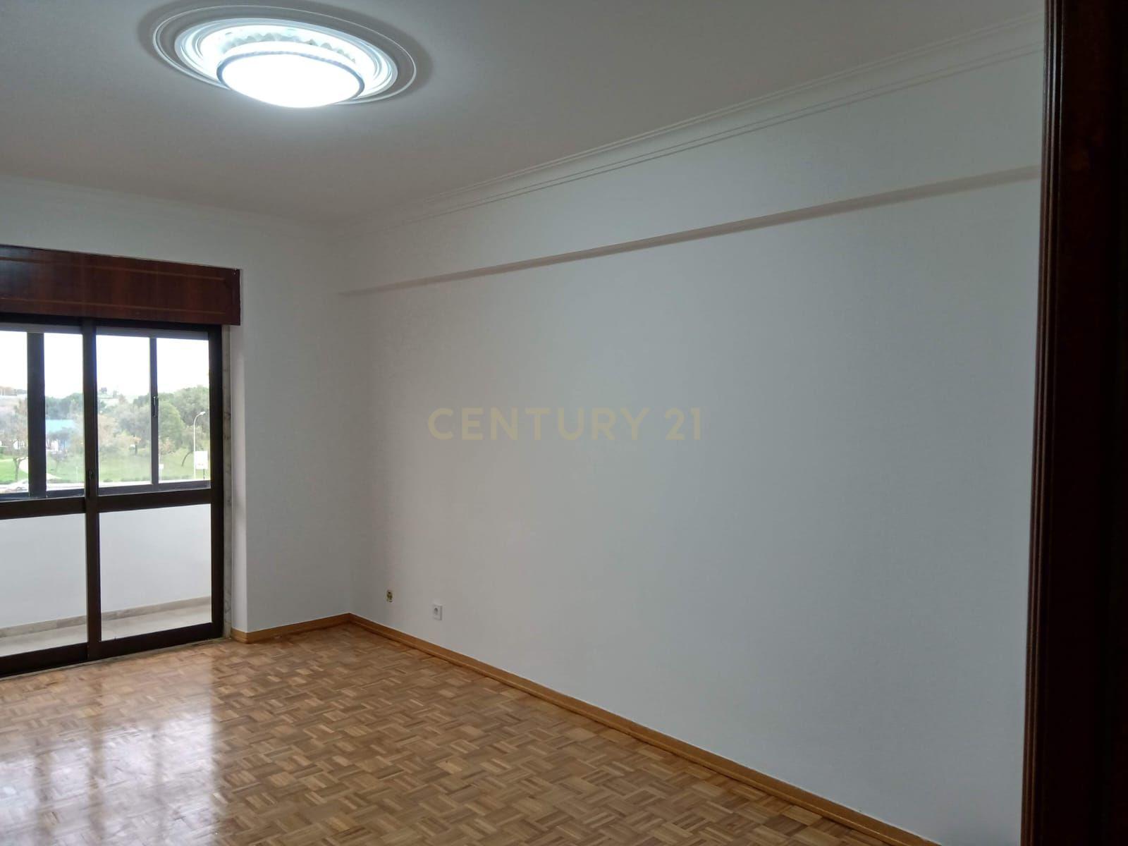 Fotografia 7 de Apartamento T3 Remodelado em Palmela – Espaço, Conforto e Luminosidade
