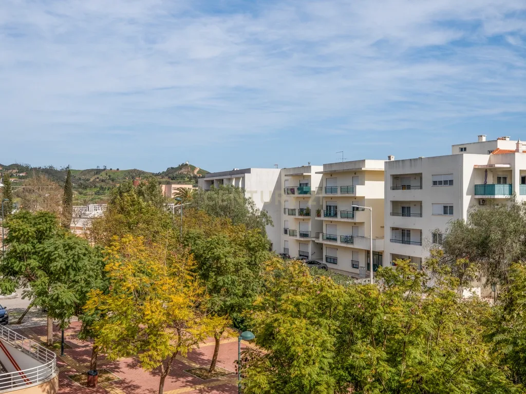 T2 com 99m², varanda generosa e 2 lugares de garagem em Silves - Image 21