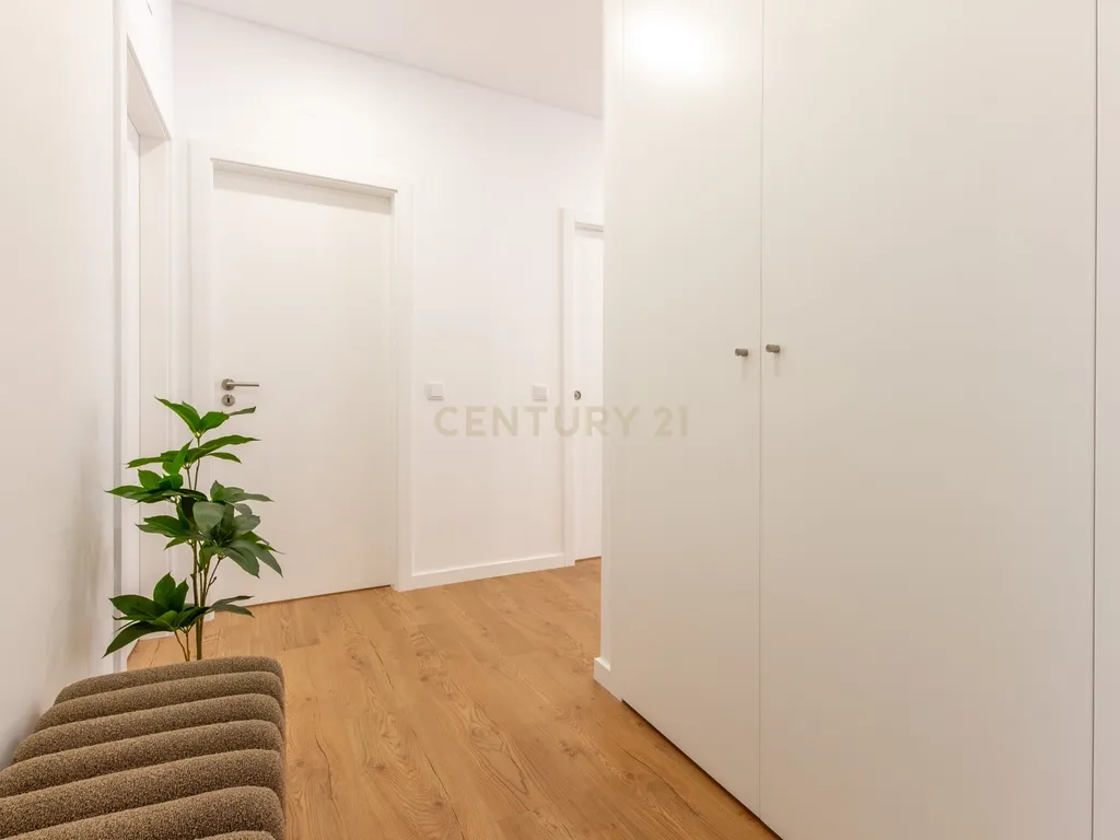 Moderno apartamento T3, com parqueamento e varandas em Santo António da Charneca, Barreiro - Image 14