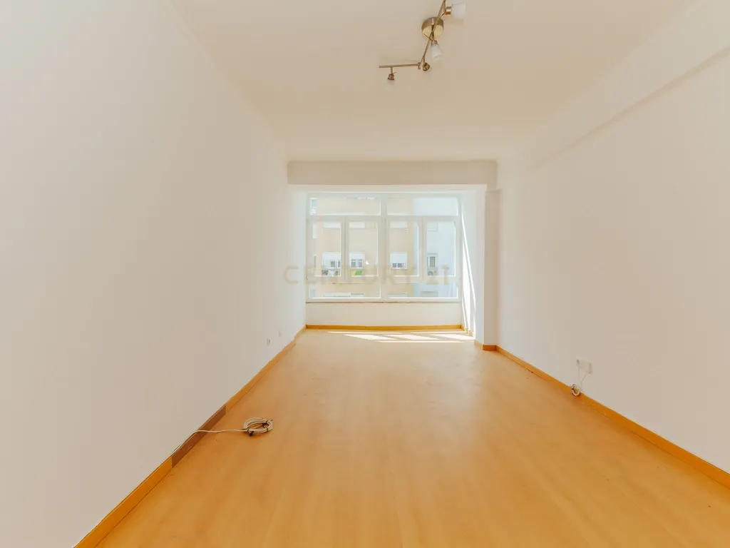 Apartamento T2 em Linda-a-Velha - Image 1