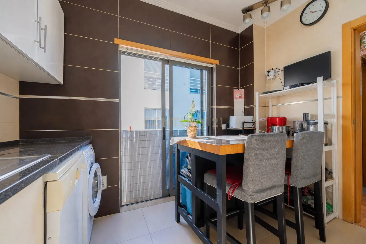 Fotografia 10 de Apartamento T2 Duplex em Olhão com 2 Lugares de Estacionamento e 2 Grandes Terraços, na Baixa de Olhão